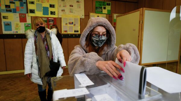 Голосование на избирательном участке во время парламентских выборов в Софии