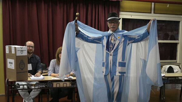 Мужчина на избирательном участке в Буэнос-Айресе во время всеобщих выборов в Аргентине
