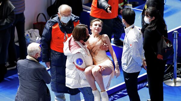 Фигуристку Дарью Усачеву уносят со льда после полученной травмы.