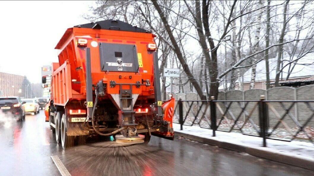 Порядка 350 единиц спецтехники задействовали в Подмосковье для очистки дорог - РИА Новости, 1920, 12.11.2021