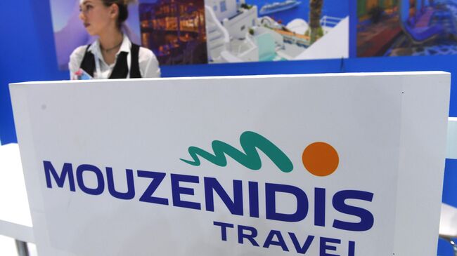 Сотрудница у стенда компании Mouzenidis Travel