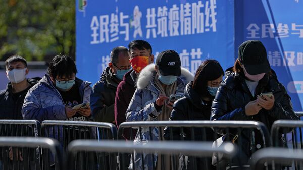 Люди стоят в очереди на вакцинацию в Пекине