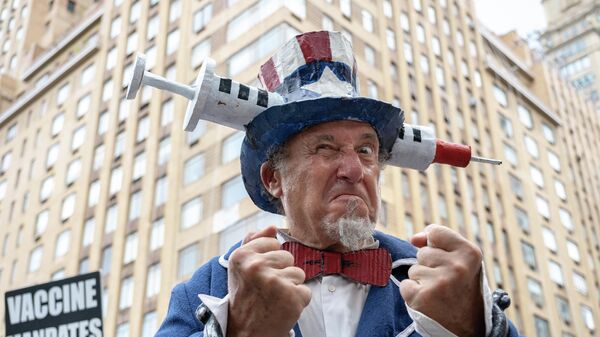 Участник акции протеста против обязательной вакцинации от COVID-19 в костюме Дяди Сэма в Нью-Йорке