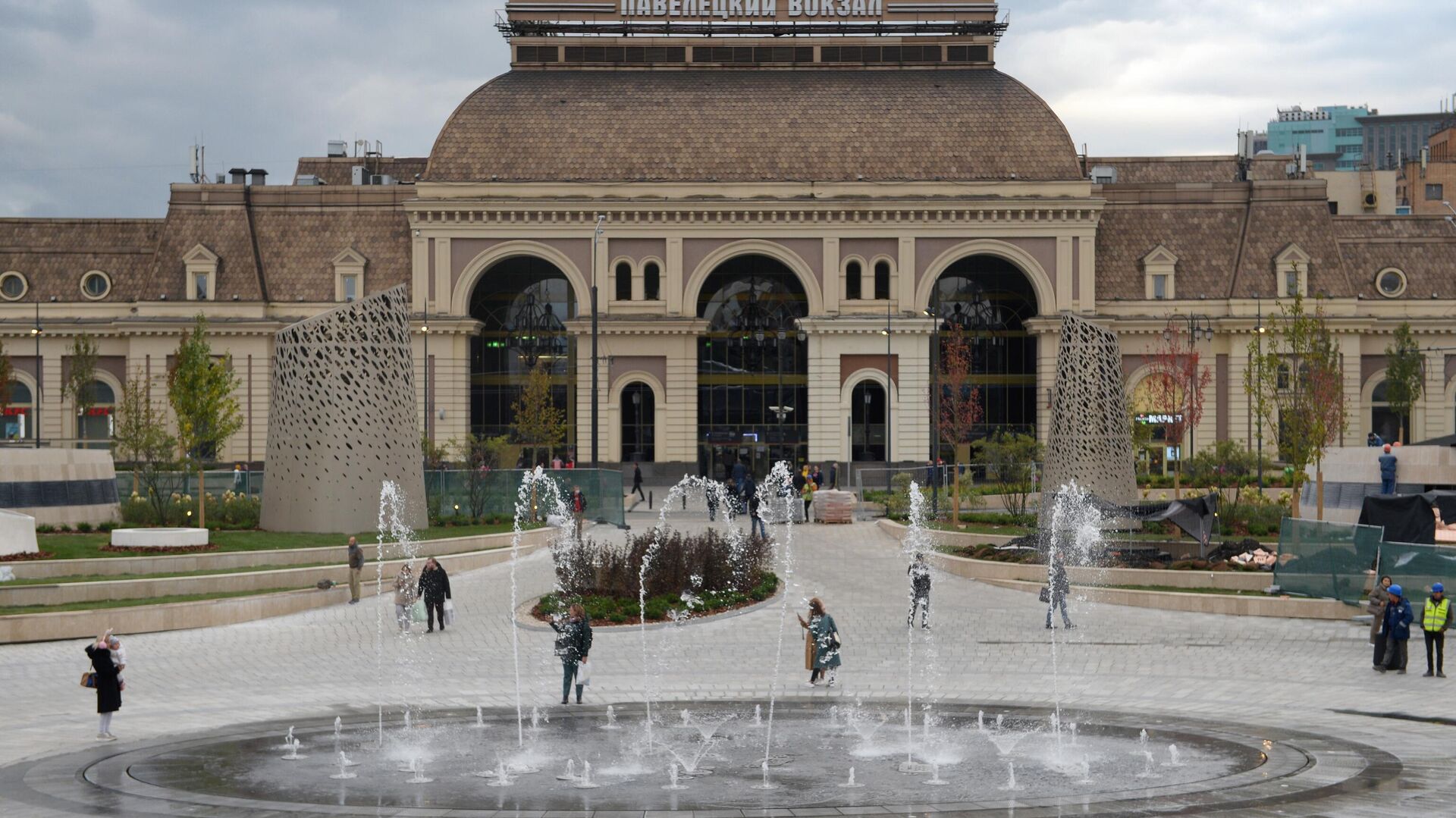 Горожане в новой части парка, открытой на Павелецкой площади в Москве - РИА Новости, 1920, 16.07.2022