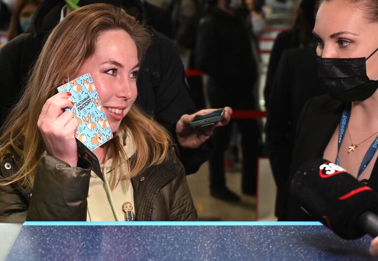 Девушка, ставшая юбилейным, 50-миллионным клиентом авиакомпании Победа с начала полётов, проходит торжественную регистрацию в аэропорту Внуково в Москве