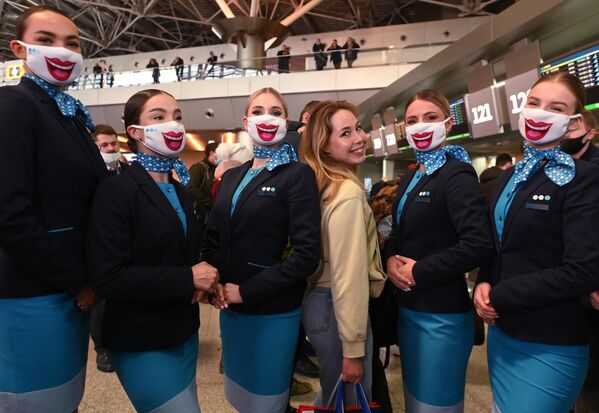 Сотрудницы авиакомпании Победа на церемонии встречи юбилейного, 50-миллионного клиента с начала полётов, в аэропорту Внуково в Москве