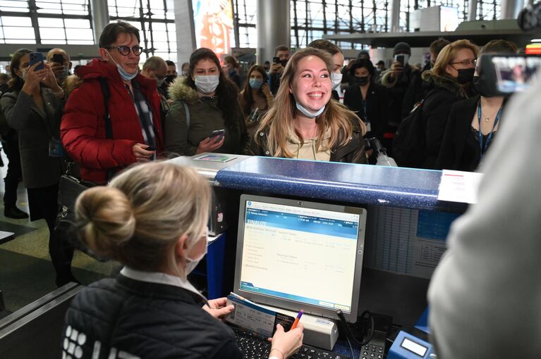 Девушка, ставшая юбилейным, 50-миллионным клиентом авиакомпании Победа с начала полетов, проходит торжественную регистрацию в аэропорту Внуково в Москве