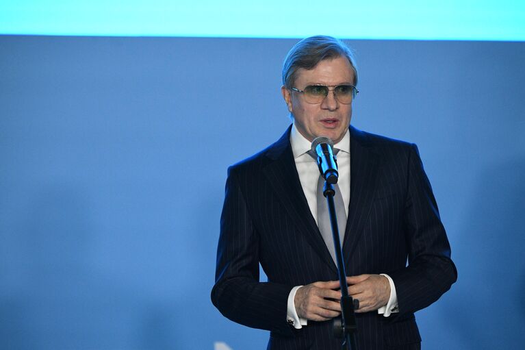 Министр транспорта РФ Виталий Савельев на презентации о результатах работы авиакомпании Победа, в аэропорту Внуково в Москве. Авиакомпания Победа перевезла 50-миллионного пассажира с начала полетов