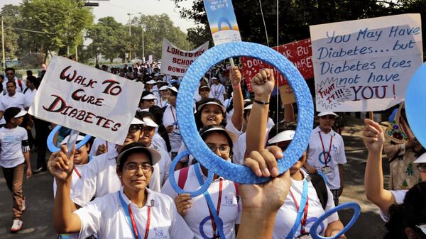 Школьники с плакатами и символами диабета во Всемирный день борьбы с диабетом в Калькутте, Индия