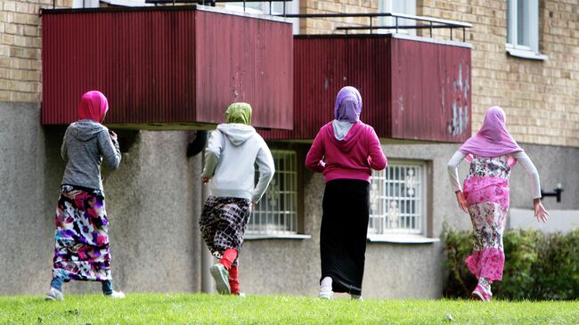 Мигранты из Африки возле своего дома во Флене, Швеция