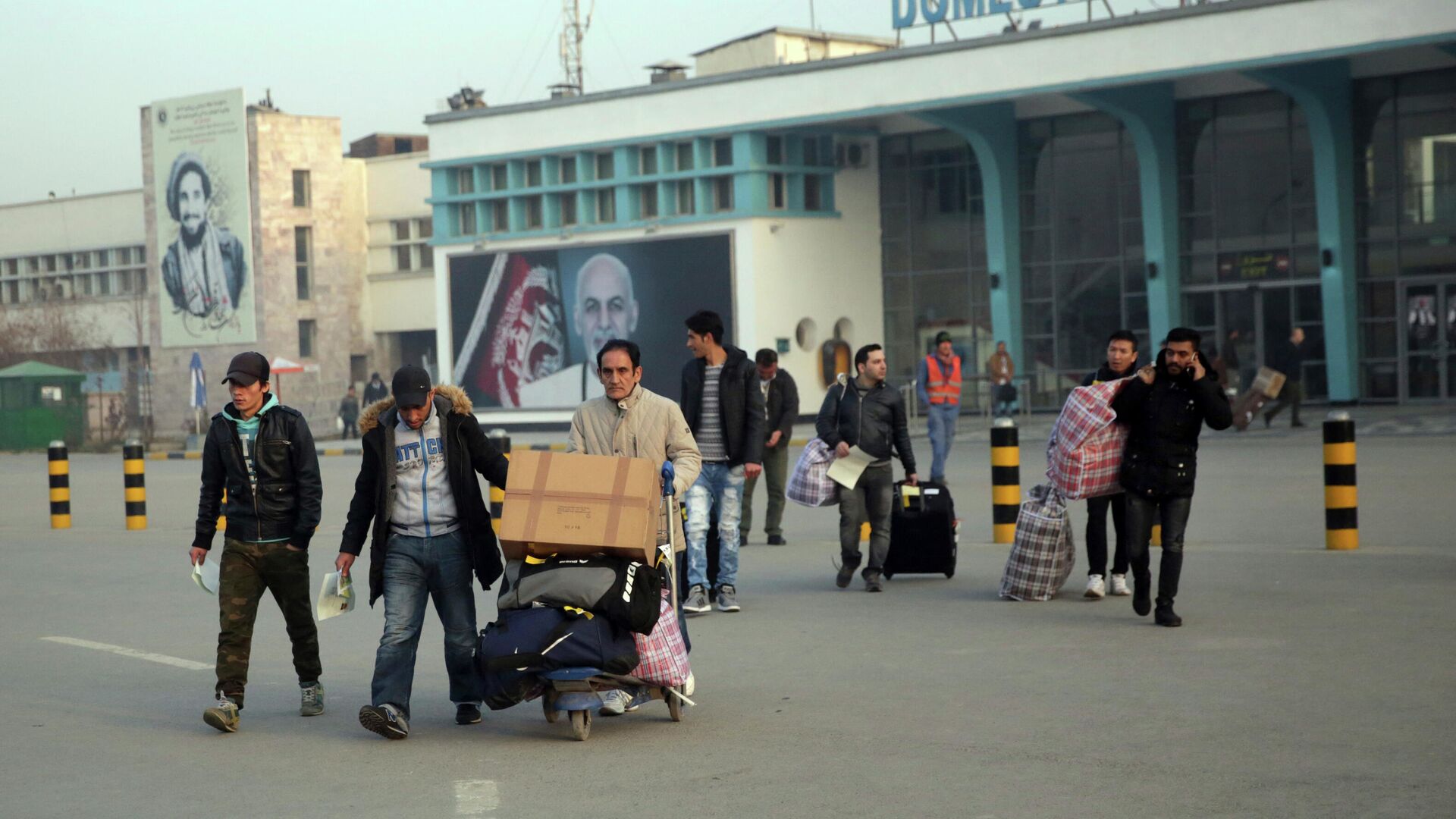 Афганцы, депортированные из Германии, в международном аэропорту в Кабуле - РИА Новости, 1920, 18.11.2021