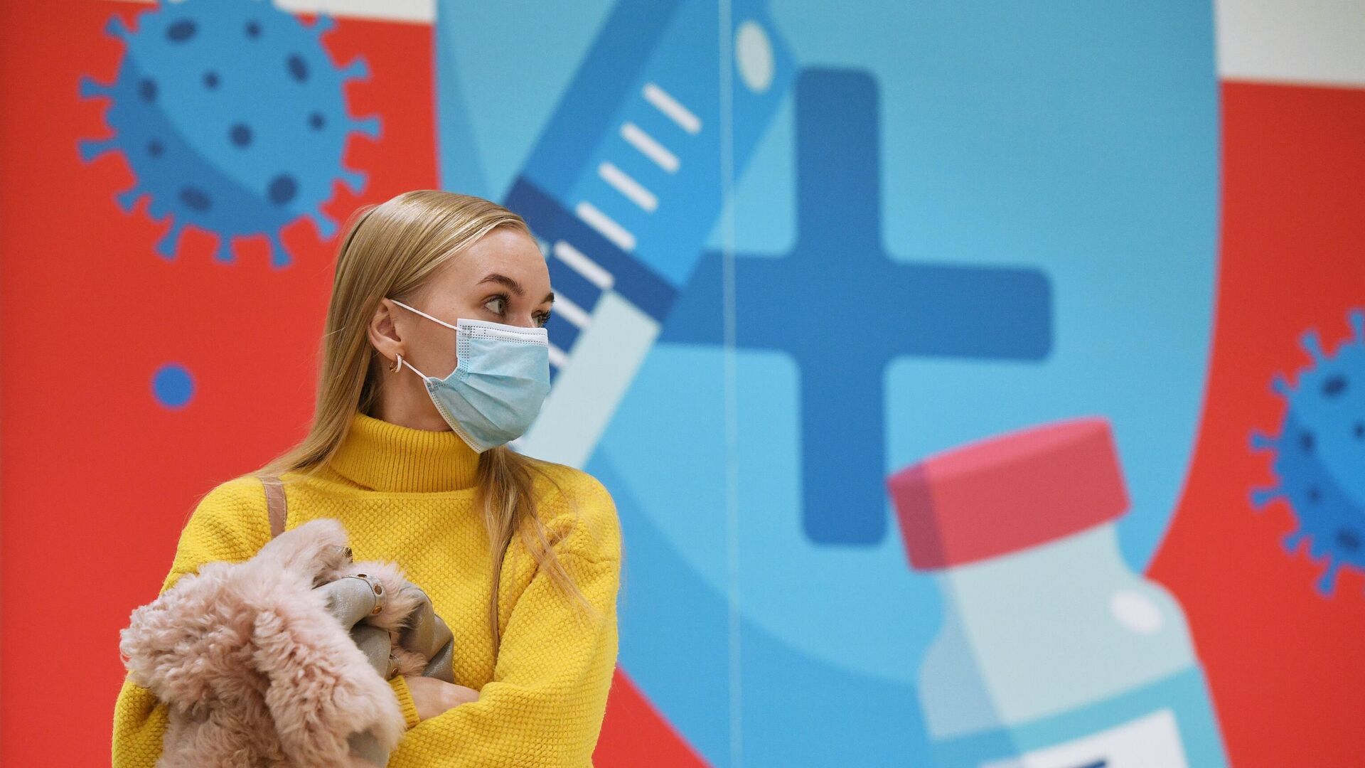 Девушка ожидает своей очереди в пункте вакцинации от коронавируса Covid-19 в торгово-развлекательном центре Аура в Новосибирске - РИА Новости, 1920, 12.11.2021