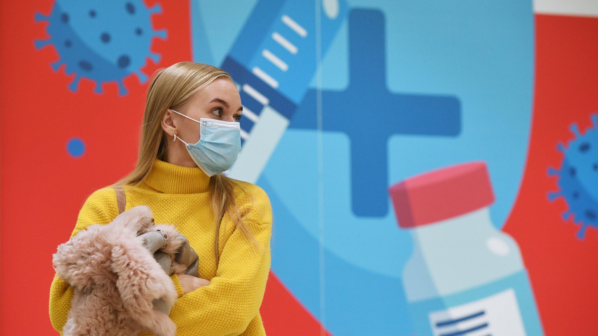 Девушка ожидает своей очереди в пункте вакцинации от коронавируса Covid-19 в торгово-развлекательном центре Аура в Новосибирске - РИА Новости, 1920, 05.12.2021