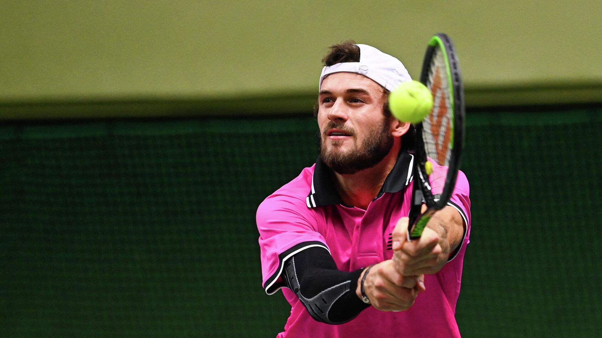 USA's Tommy Paul returns the ball to USA's Frances Tiafoe (not in picture) during the semi-finals match of the ATP Stockholm Open tennis tournament in Stockholm on November 12, 2021. (Photo by Jonathan NACKSTRAND / AFP) - РИА Новости, 1920, 12.11.2021