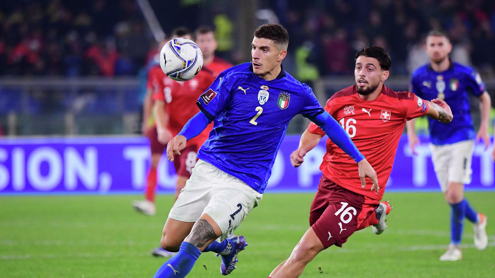 Soccer Football - World Cup - UEFA Qualifiers - Group C - Italy v Switzerland - Stadio Olimpico, Rome, Italy - November 12, 2021 Italy's Giovanni Di Lorenzo in action with Switzerland's Kastiot Imeri REUTERS/Alberto Lingria - РИА Новости, 1920, 13.11.2021