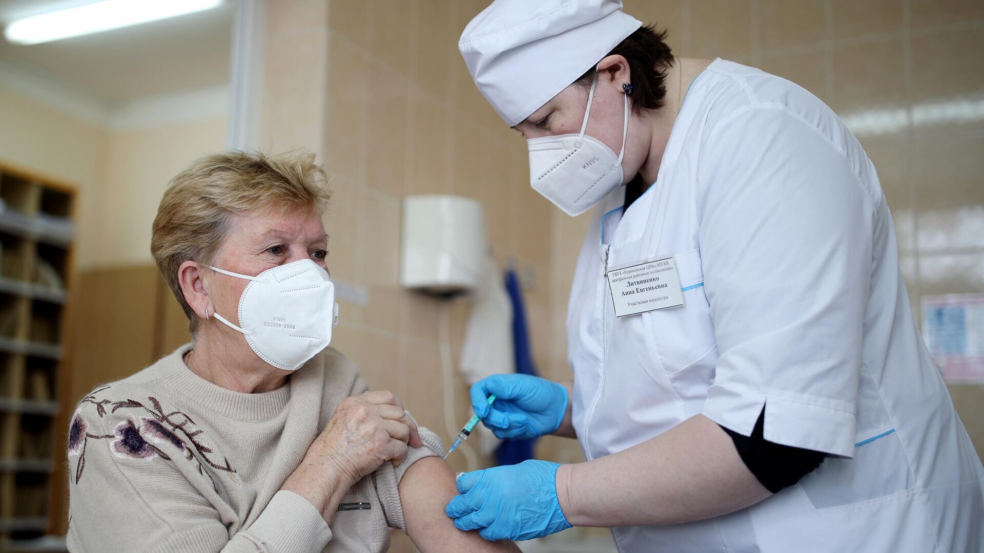 Медицинский сотрудник делает женщине прививку российским препаратом от коронавирусной инфекции Гам-Ковид-Вак - РИА Новости, 1920, 17.11.2021
