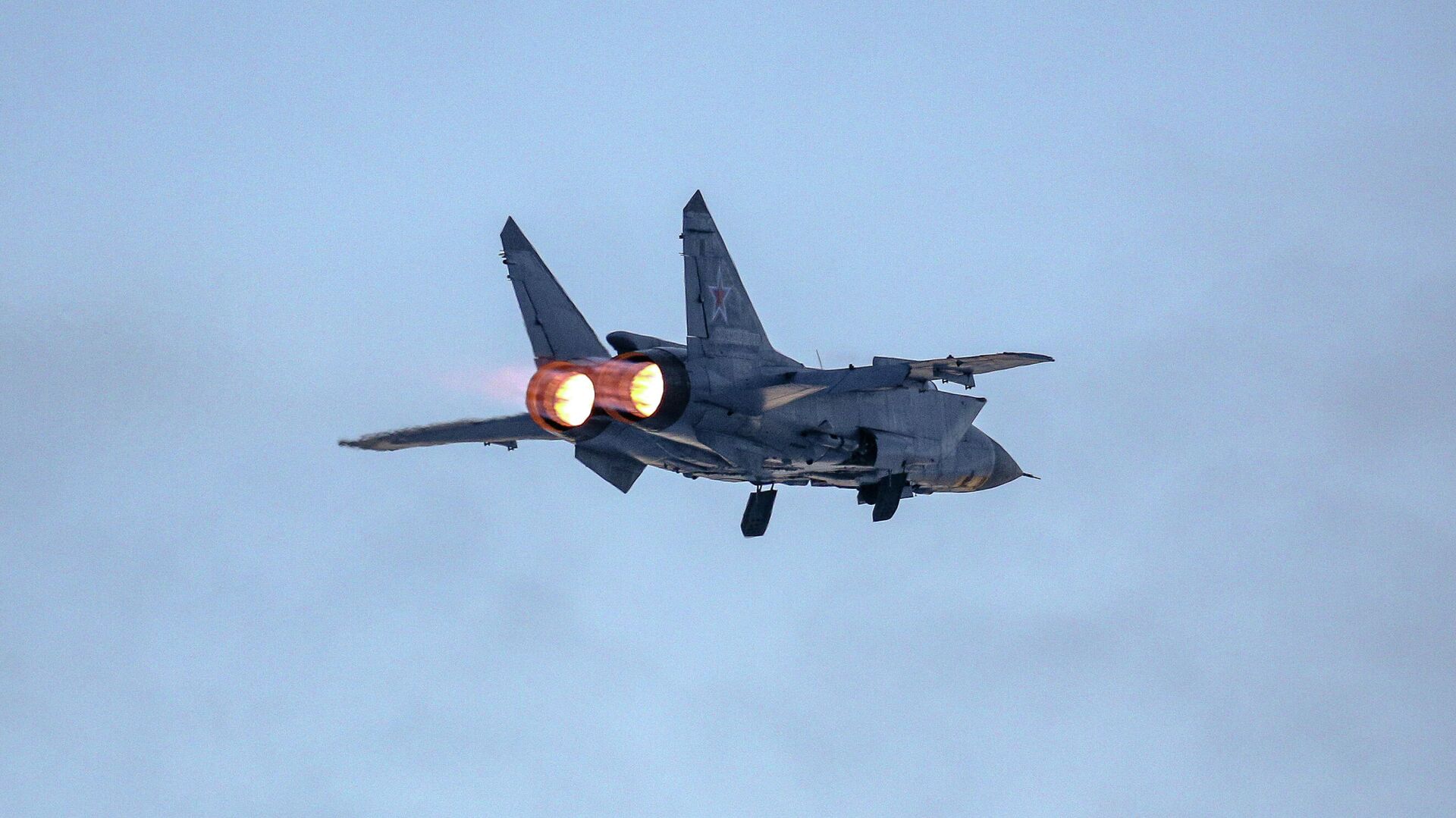 Самолет МиГ-31 во время учебно-тренировочных полётов в Мурманской области - РИА Новости, 1920, 05.03.2022