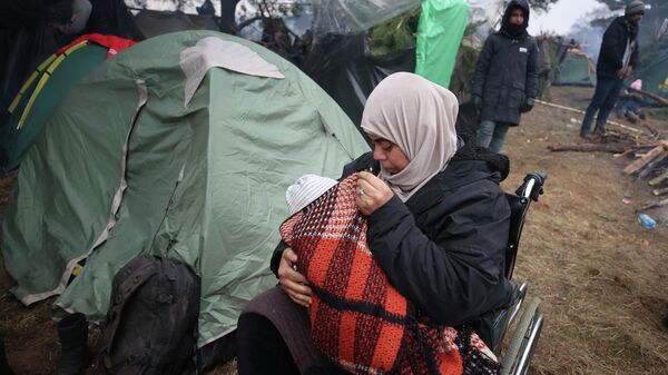 Женщина с ребенком в лагере нелегальных мигрантов на белорусско-польской границе