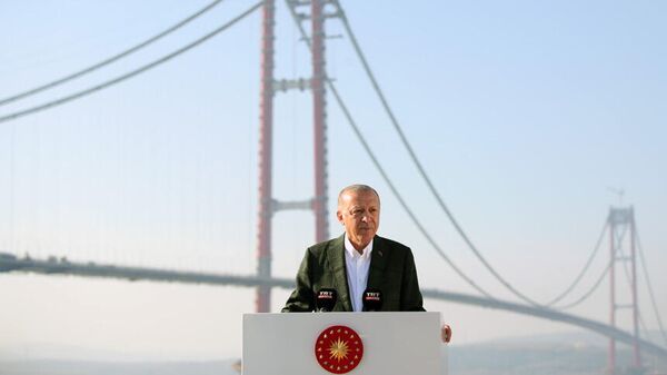 Президент Турции Реджеп Тайип Эрдоган на  церемонии начала монтажа последней части пролета подвесного моста Чанаккале 1915