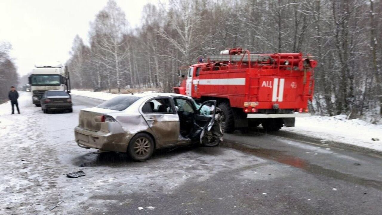 Под Уфой 15 машин столкнулись в трех ДТП - РИА Новости, 17.12.2021