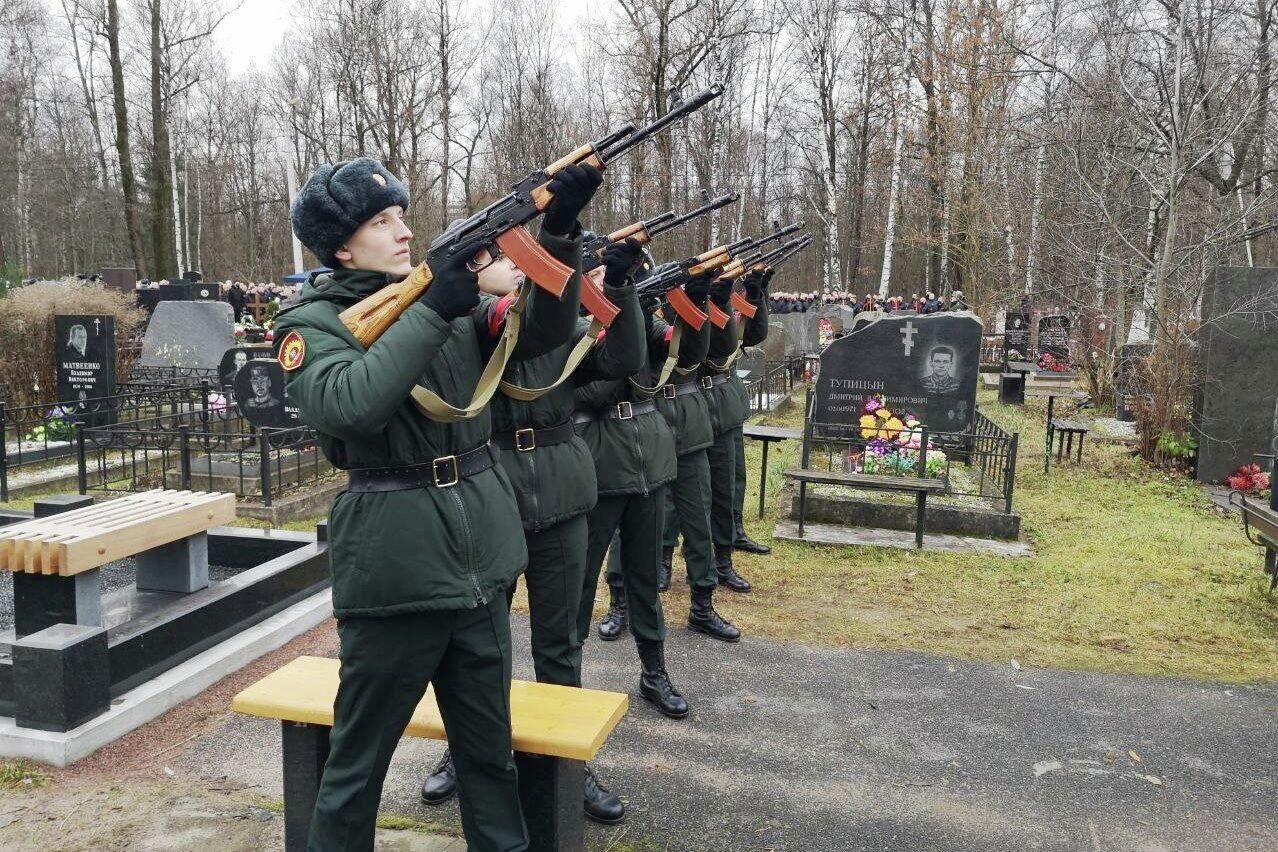 В Санкт-Петрбурге состоялись похороны подполковника полиции Евгения Захарова, погибшего при исполнении служебных обязанностей - РИА Новости, 1920, 13.11.2021