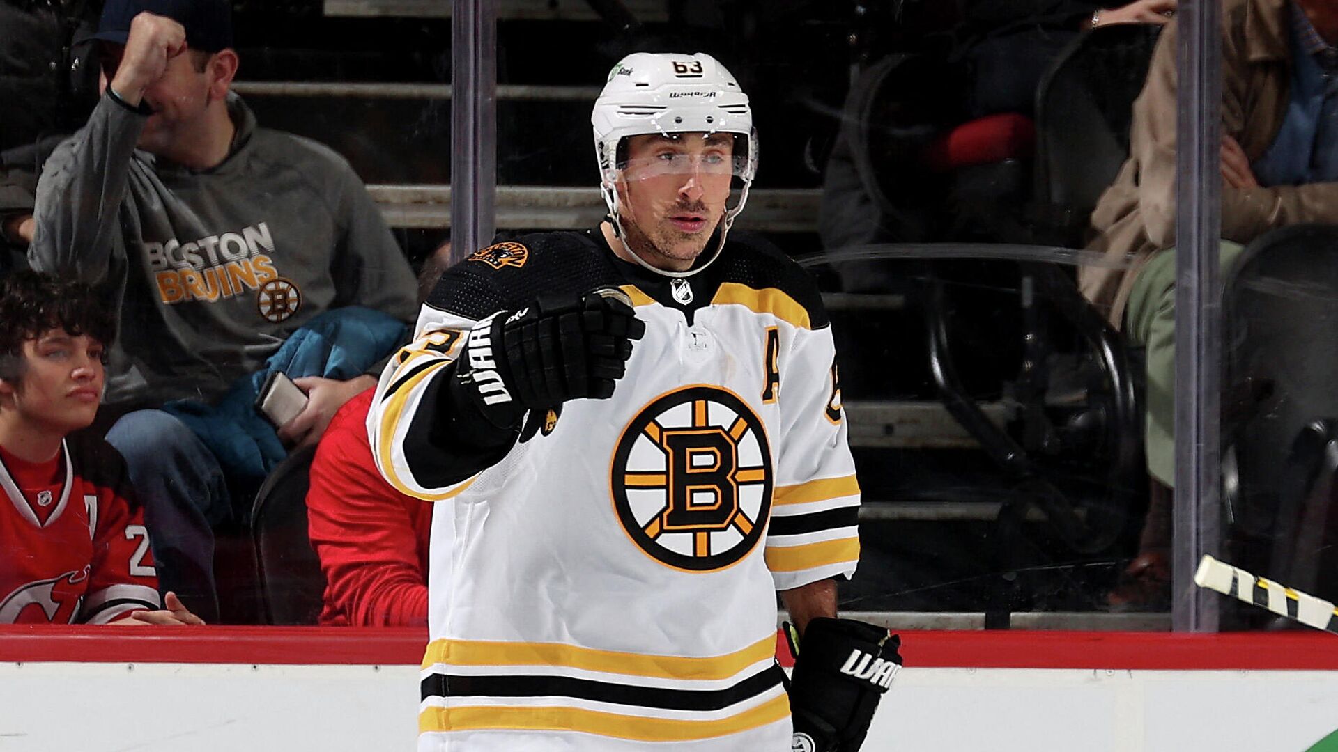 NEWARK, NEW JERSEY - NOVEMBER 13: Brad Marchand #63 of the Boston Bruins celebrates his goal in the second period against the New Jersey Devils at Prudential Center on November 13, 2021 in Newark, New Jersey.   Elsa/Getty Images/AFP (Photo by ELSA / GETTY IMAGES NORTH AMERICA / Getty Images via AFP) - РИА Новости, 1920, 14.11.2021