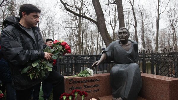 Сын Армена Джигарханяна Степан возлагает цветы к памятнику актеру Армену Джигарханяну, открытому на Ваганьковском кладбище