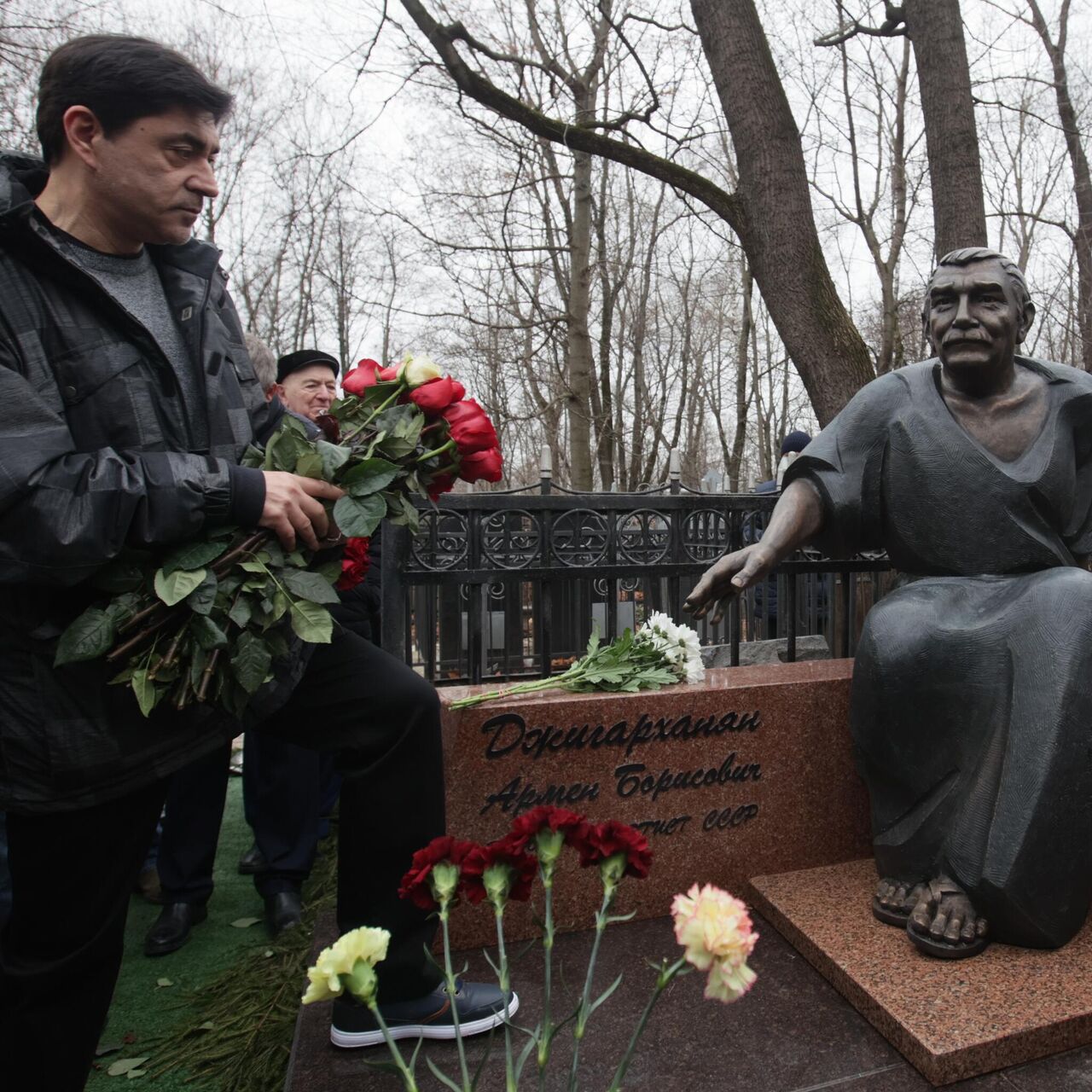 На Ваганьковском кладбище в Москве открыли памятник Армену Джигарханяну -  РИА Новости, 14.11.2021