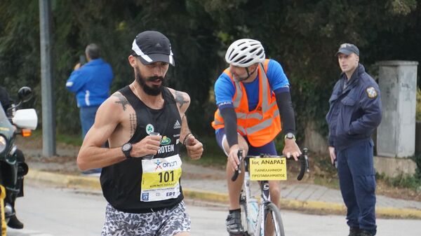 Победитель Афинского марафона грек Константинос Гелаузос 