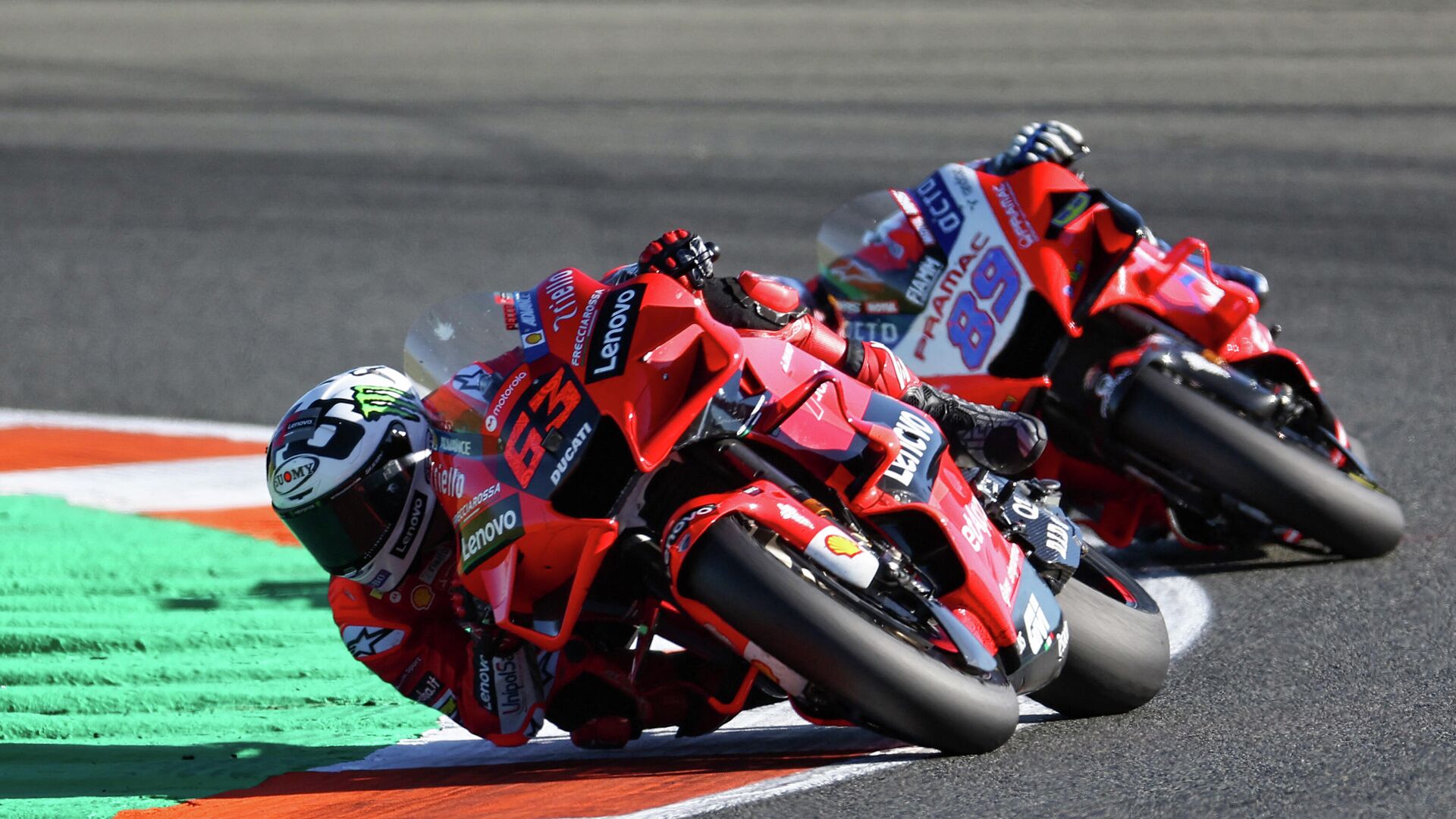 Ducati Lenovo Team Italian rider Francesco Bagnaia rides ahead Ducati Pramac Racing Spanish rider Jorge Martin during the MotoGP race of the Valencia Grand Prix at the Ricardo Tormo racetrack in Cheste, on November 14, 2021. (Photo by JOSE JORDAN / AFP) - РИА Новости, 1920, 14.11.2021