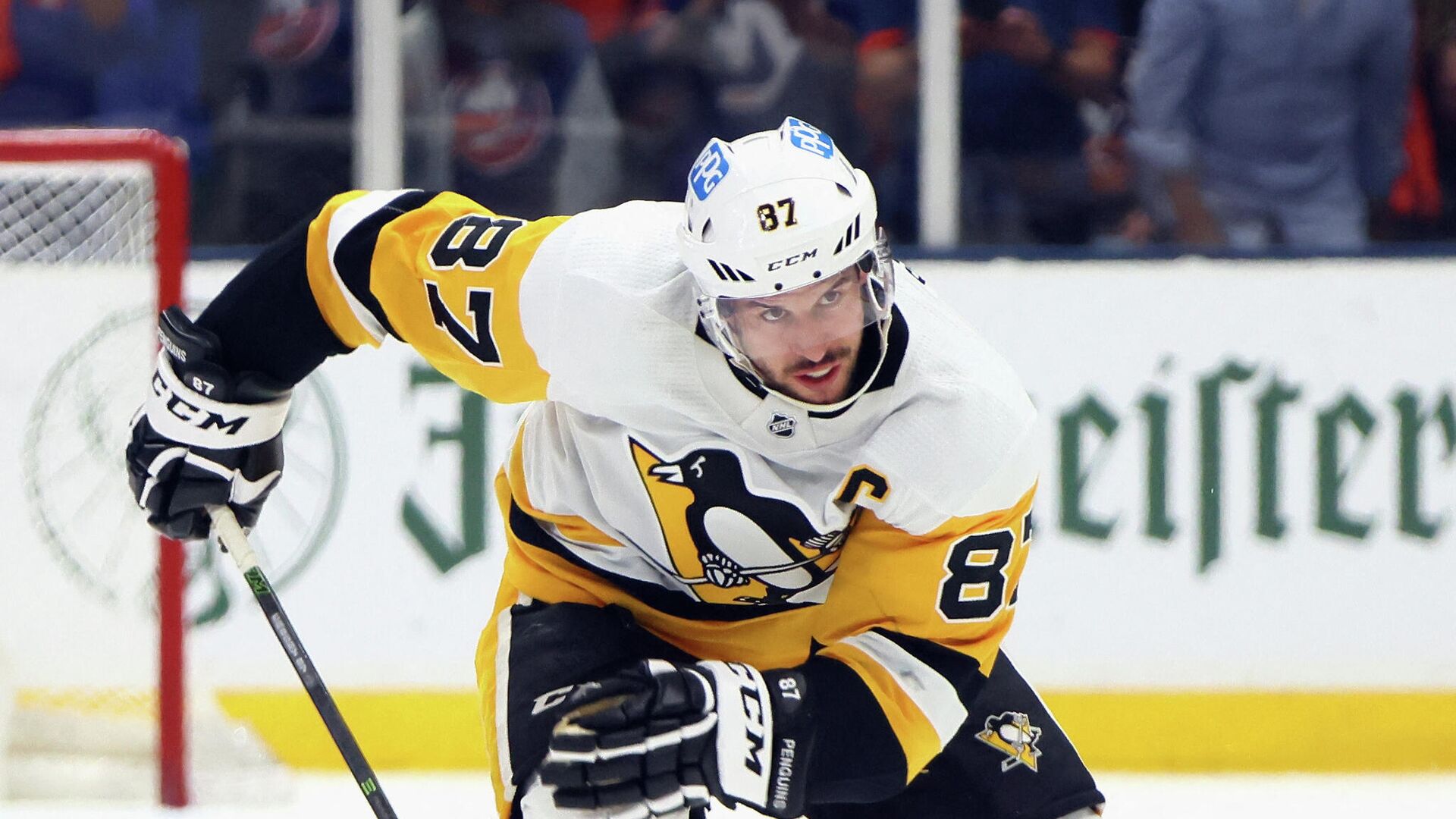 UNIONDALE, NEW YORK - MAY 26: Sidney Crosby #87 of the Pittsburgh Penguins skates against the New York Islanders in Game Six of the First Round of the 2021 Stanley Cup Playoffs at the Nassau Coliseum on May 26, 2021 in Uniondale, New York.   Bruce Bennett/Getty Images/AFP (Photo by BRUCE BENNETT / GETTY IMAGES NORTH AMERICA / Getty Images via AFP) - РИА Новости, 1920, 14.11.2021