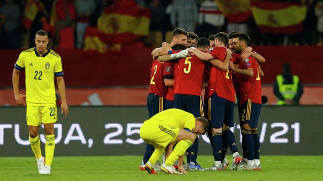 Soccer Football - World Cup - UEFA Qualifiers - Group B - Spain v Sweden - Estadio de La Cartuja, Seville, Spain - November 14, 2021 Spain players celebrate after qualifying for the Qatar 2022 World Cup REUTERS/Marcelo Del Pozo