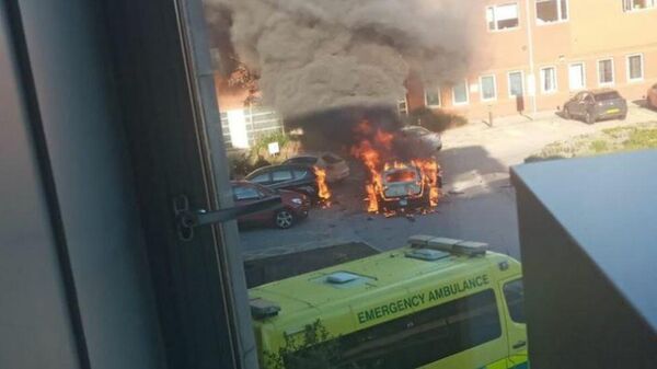 Взорвавшийся автомобиль у здания женской больницы в Ливерпуле. Фотография очевидца