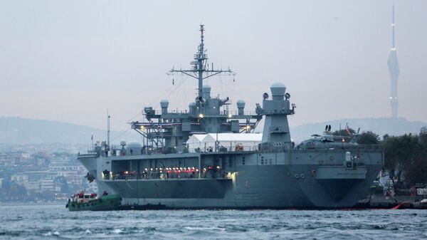 Флагман Шестого флота ВМС США Mount Whitney  у пристани Сарайбурну в Стамбуле