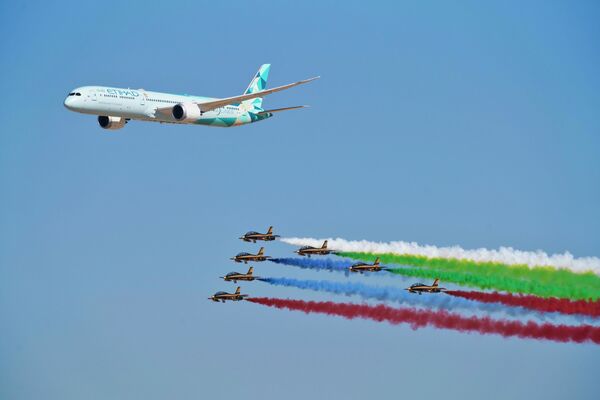 Самолет Etihad Boeing 787 Dreamliner вместе с военно-каскадерской командой Emirati Forsan на международном авиасалоне Dubai Airshow 2021