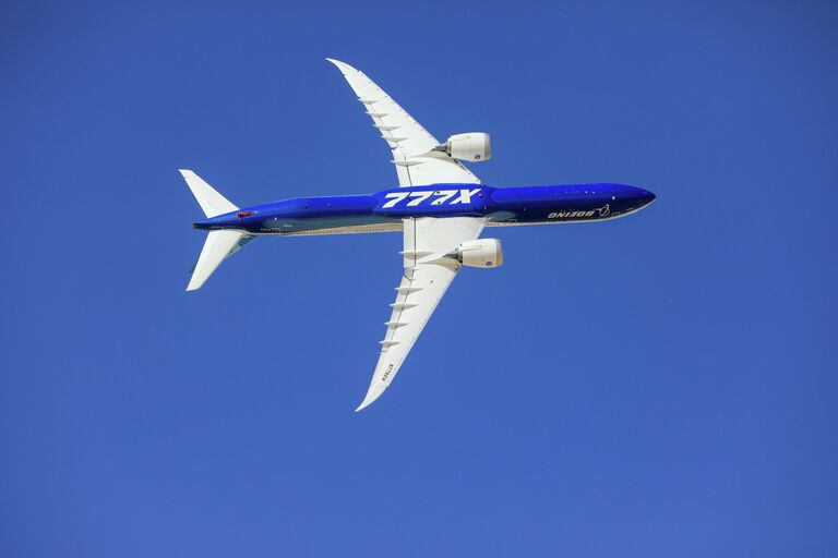 Самолет Boeing 777X на международном авиасалоне Dubai Airshow 2021