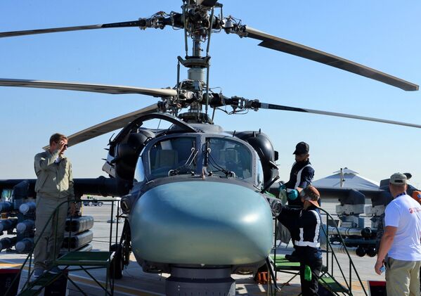 Разведывательно-ударный вертолет нового поколения Ка-52 Аллигатор, представленный на авиакосмическом салоне Dubai Airshow 2021 в Дубае
