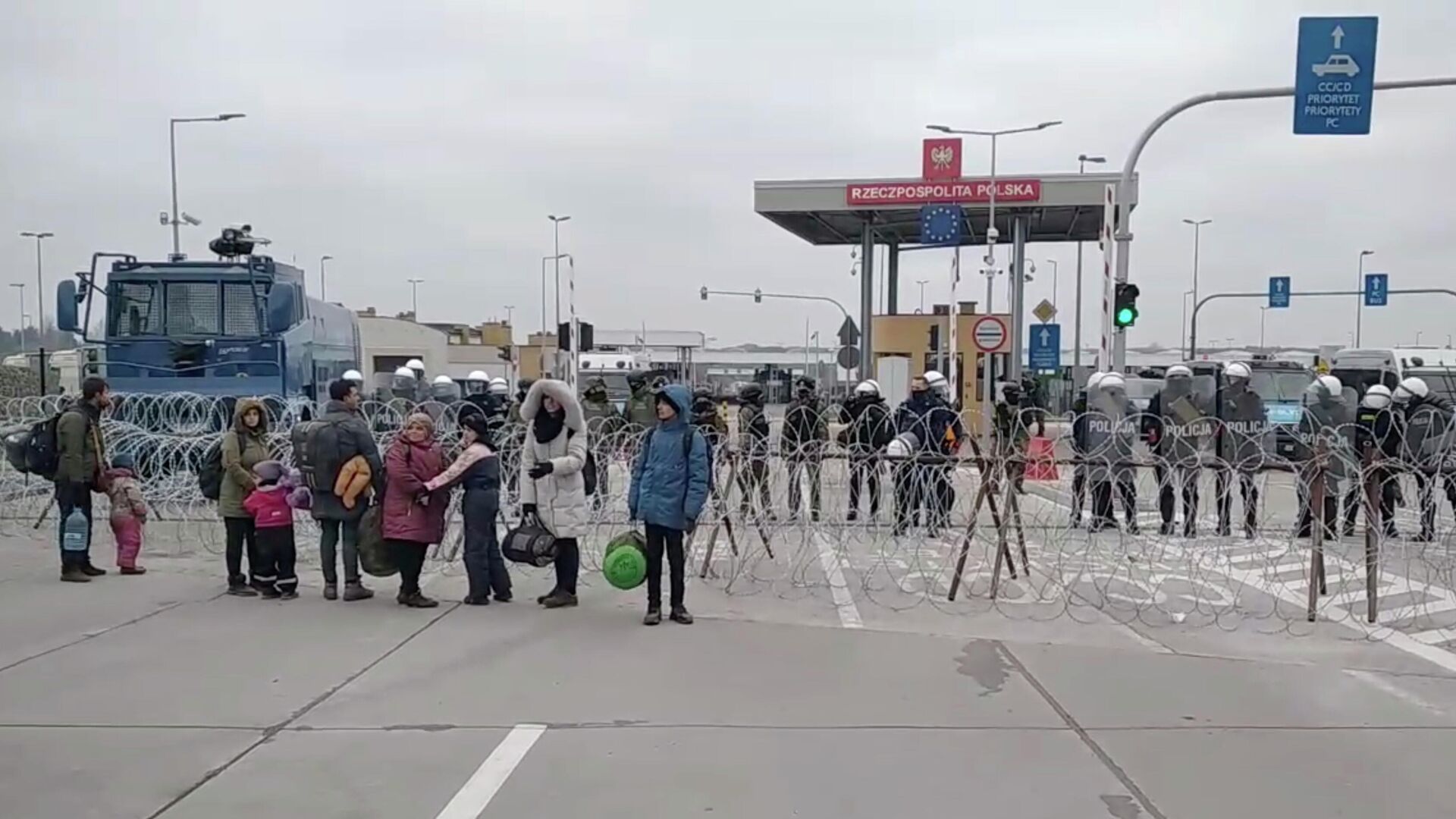 Мигранты у погранперехода Брузги на белорусско-польской границе. Кадр из видео - РИА Новости, 1920, 15.11.2021