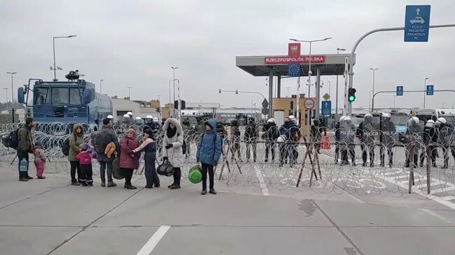 Мигранты у погранперехода Брузги на белорусско-польской границе. Кадр из видео