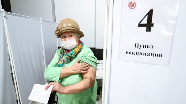 Пожилая женщина после вакцинации от коронавируса Covid-19 в музее Россия моя история в Волгограде
