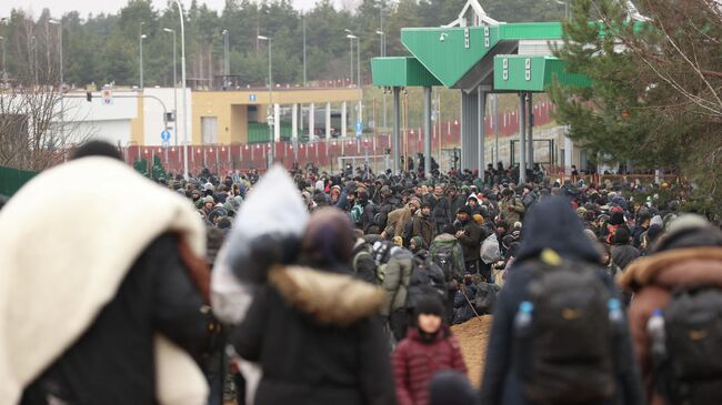 Мигранты на белорусско-польской границе в районе пограничного перехода Кузница