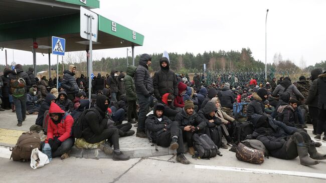 Мигранты на белорусско-польской границе в районе пограничного перехода Кузница