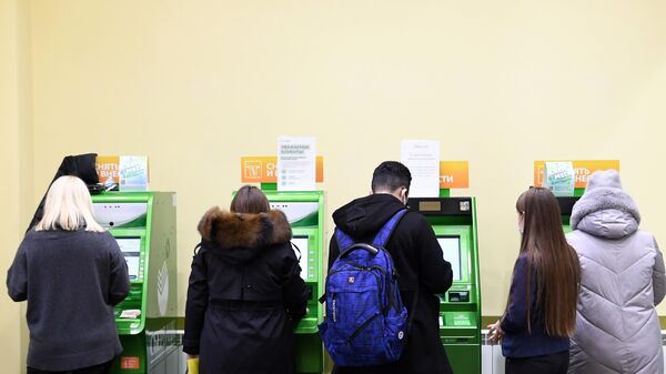 Клиенты у банкоматов в отделении Банк Татарстан Сбербанка России в Казани