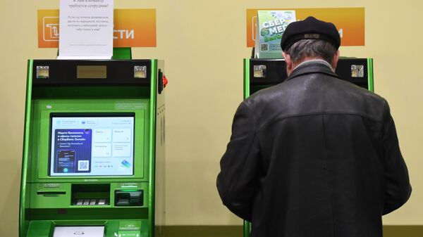 Клиент у банкоматов в отделении Банк Татарстан Сбербанка России в Казани