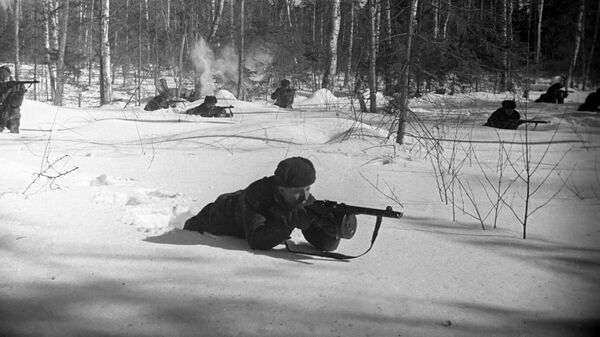 Оборона Москвы. Солдаты 1075-го стрелкового полка 316-й стрелковой дивизии ведут бой в районе Дубосеково. Ноябрь 1941 года