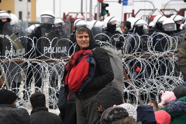 Мигранты на белорусско-польской границе в районе пограничного перехода Кузница