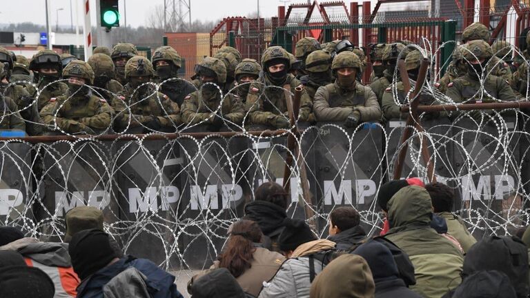 Польские военнослужащие на белорусско-польской границе в районе пограничного перехода Кузница