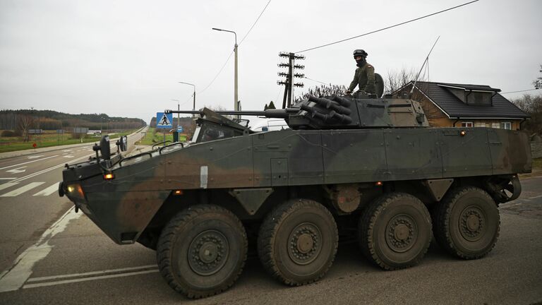 Польский военнослужащий на бронетранспортере. 15 ноября 2021 года