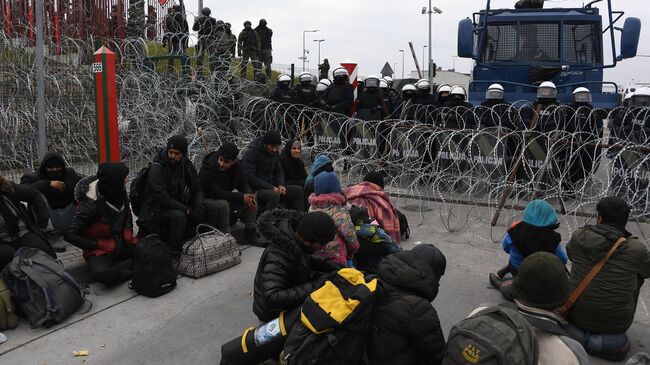 Беженцы с Ближнего Востока у пункта пропуска Брузги на белорусско-польской границе