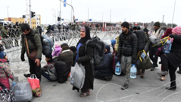 Беженцы с Ближнего Востока у пункта пропуска Брузги на белорусско-польской границе